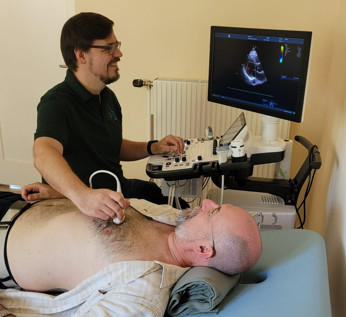 Dr. Reinhard Saxa führt einen Ultraschall durch